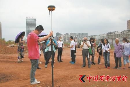 5月6日,在市民代表和媒體見證下,監(jiān)測(cè)人員利用GPS定位當(dāng)年電容器的存儲(chǔ)地點(diǎn)。