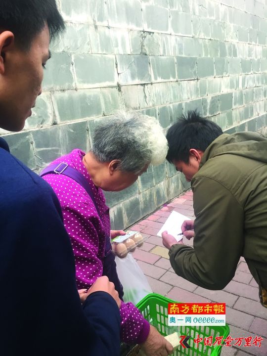 在街頭攬客時,有老人上前詢問,經(jīng)理會上前登記老人信息并派發(fā)團購券。