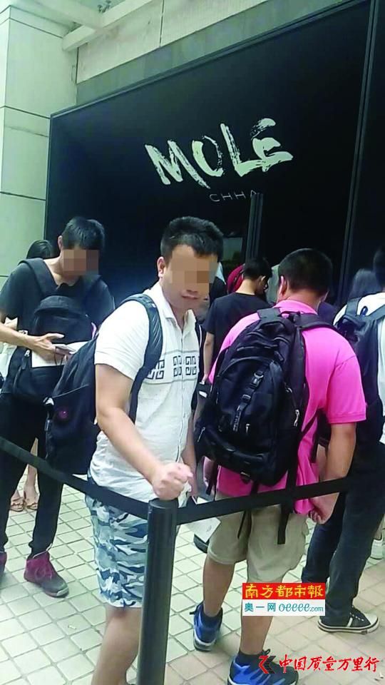 南都記者暗訪當天發(fā)現(xiàn)排隊效果明顯,不管下多大的雨,這條隊伍都維持在50號人以上。