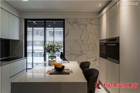 以線條和材質(zhì)創(chuàng)造層次 描繪自然質(zhì)樸的大宅場(chǎng)域