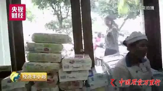 記者仔細地查看,整個藥店將近四分之一的營業場所賣的商品,都和藥品無關。