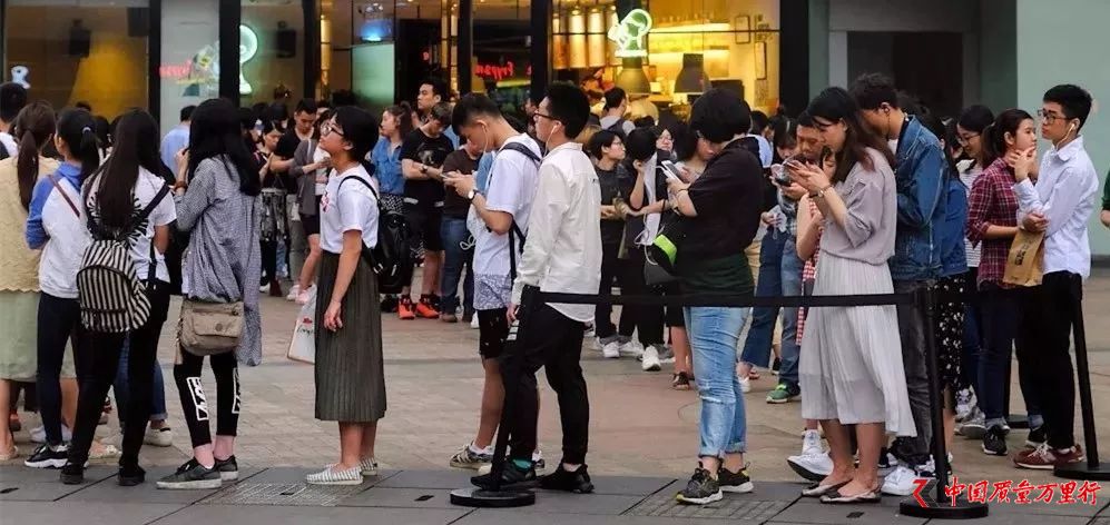 ▲排隊的館子,隊越排越長