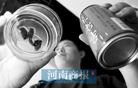 廠家表示將對問題飲料成分進(jìn)行檢測 商報記者 田仲煜/攝 廠家表示將對問題飲料成分進(jìn)行檢測 商報記者 田仲煜/攝