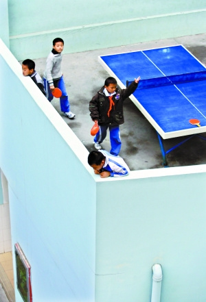 小學(xué)因空間不足在樓頂建跑道引熱議(組圖)
