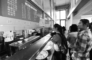 4.5元一碗的蘭州拉面、4元一份的什錦炒飯……昨天傍晚,記者在北京聯(lián)合大學(xué)商務(wù)學(xué)院食堂看到,校園食堂的飯菜價(jià)格至少比外邊的餐廳便宜一半。晨報(bào)記者 李木易/攝
