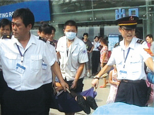 武漢至上海動(dòng)車(chē)故障多人被悶中暑鐵路部門(mén)致歉