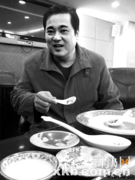 國家輕工業(yè)裝飾材料陶瓷質(zhì)量監(jiān)督檢測廣州站站長張建洪昨日表示:越是顏色鮮艷的陶瓷餐茶具,出現(xiàn)重金屬超標(biāo)的可能越大。新快報(bào)記者 邢冉冉/攝 國家輕工業(yè)裝飾材料陶瓷質(zhì)量監(jiān)督檢測廣州站站長張建洪昨日表示:越是顏色鮮艷的陶瓷餐茶具,出現(xiàn)重金屬超標(biāo)的可能越大。新快報(bào)記者 邢冉冉/攝