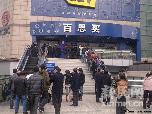 百思買徐匯店門口排隊人群。新民網(wǎng)記者陶力 徐家匯現(xiàn)場回傳