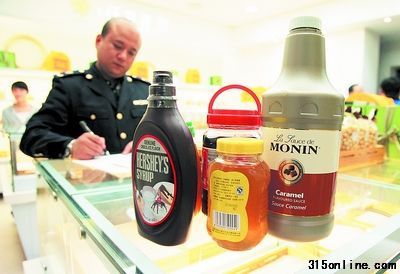 工商執(zhí)法人員查獲店內(nèi)添加劑,除一瓶蜂蜜有QS認(rèn)證外,其余三個(gè)品種的添加劑均無QS認(rèn)證。邱曉峰 攝 工商執(zhí)法人員查獲店內(nèi)添加劑,除一瓶蜂蜜有QS認(rèn)證外,其余三個(gè)品種的添加劑均無QS認(rèn)證。邱曉峰 攝