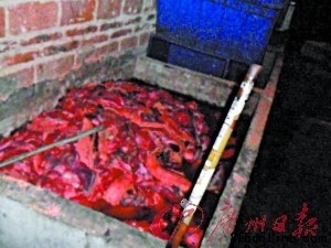 2黑作坊內(nèi),腐爛豬肉浸泡在發(fā)臭的水池中。 2黑作坊內(nèi),腐爛豬肉浸泡在發(fā)臭的水池中。