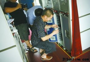 昨日,湖南長(zhǎng)沙黃花機(jī)場(chǎng),長(zhǎng)沙飛往北京的海航HU7136航班上,一乘客找到啤酒。攝影記者 趙亢,轉(zhuǎn)自新京報(bào)。