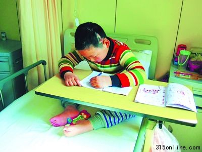 10歲男孩患腦炎左腦切除重學(xué)走路仍想讀書(shū)(圖)