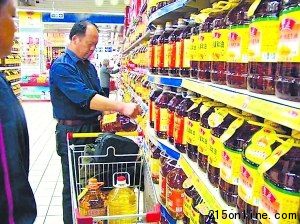 市民在選購(gòu)食用油。 (資料圖片)