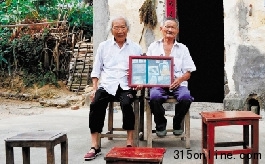 點(diǎn)圖查看下一頁(yè) 六成以上農(nóng)村成空心村農(nóng)民“離土不離鄉(xiāng)”如何破題