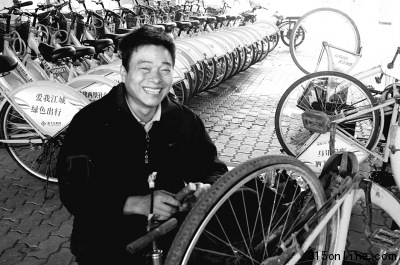 49歲癌癥患者堅(jiān)持做義工2年免費(fèi)修公共自行車