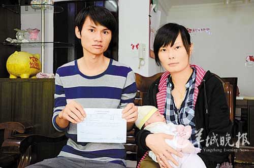 拿著醫院檢測報告,一家人仍擔心孩子健康