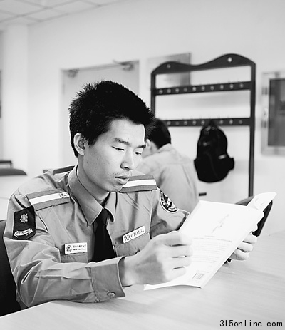 書癡保安自學(xué)考入北大讀400余本書寫10萬字文集