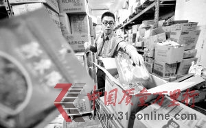 中環(huán)世紀聯(lián)華店工作人員上午已將所有新東陽肉松下架封存 本報記者 孫中欽 攝