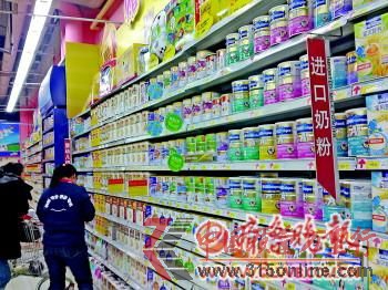 7日,在濟(jì)南一家大型超市的進(jìn)口奶粉區(qū),無(wú)明治奶粉在售。 馬云云 攝