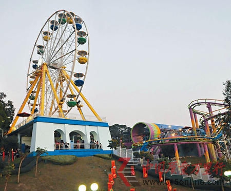 香港海洋公園內(nèi)的“高峰樂園”,其中六部機(jī)動游戲因停電無法運(yùn)作,部分游客受困。圖片來源:香港星島日報