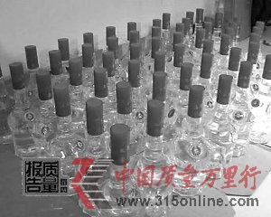 執(zhí)法人員查獲的假酒。 執(zhí)法人員查獲的假酒。
