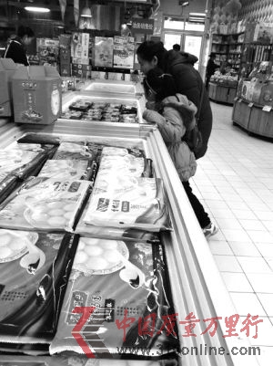 目前市面所售的湯圓,對(duì)于餡料中具體的成分比例沒(méi)有硬性規(guī)定記者 馮云云 攝