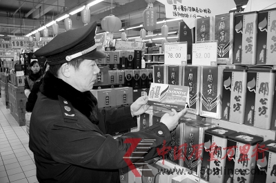 工商人員正在檢查“過期”促銷牌。 通訊員 華俊 文軍 攝 工商人員正在檢查“過期”促銷牌。 通訊員 華俊 文軍 攝