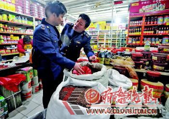 ▲工商人員在對(duì)市場進(jìn)行檢查。本報(bào)記者 張中 攝 ▲工商人員在對(duì)市場進(jìn)行檢查。本報(bào)記者 張中 攝