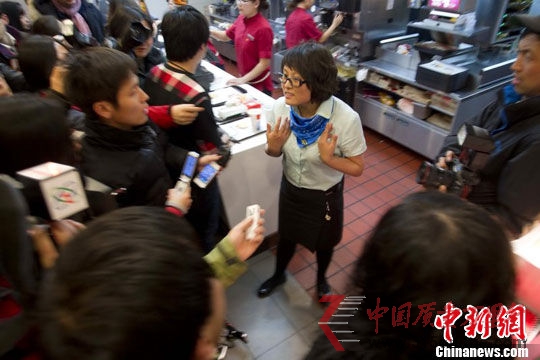 麥當(dāng)勞北京三里屯店值班店長(zhǎng)回答記者關(guān)于該店食品質(zhì)量的問(wèn)題。圖片來(lái)源:東方IC