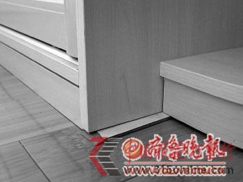 地面不平整,只能用木板墊起來。 (圖片由當(dāng)事人提供) 地面不平整,只能用木板墊起來。 (圖片由當(dāng)事人提供)