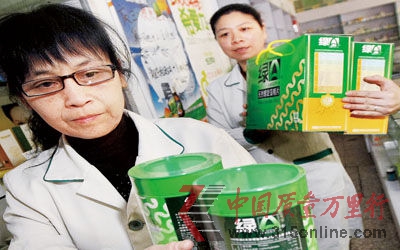 在白紙坊附近的金象大藥房?jī)?nèi),工作人員上午開始下架被曝光的螺旋藻 攝/記者柴程