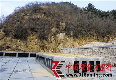 3月26日,延慶某陵園內的“花草葬”,存放骨灰不多,墓碑都是空白的。