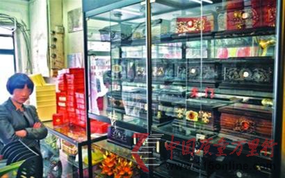 □街邊的殯葬用品店往往還充當(dāng)“一條龍”公司報料人的角色 □街邊的殯葬用品店往往還充當(dāng)“一條龍”公司報料人的角色