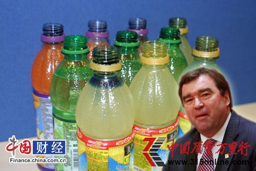 圖片說明:將10瓶未開封的美汁源飲料瓶口朝下放入水盆,并且使瓶口完全浸泡在墨汁中。一分鐘之后,將未開封的美汁源飲料瓶從盆中取出,擦凈瓶身后打開瓶蓋,發(fā)現(xiàn)其中9瓶的瓶口螺紋處、以及瓶蓋內(nèi)側(cè)都滲滿墨水。圖片右下角為可口可樂公司中國區(qū)總裁戴嘉舜 中國網(wǎng)記者 藍宇攝 圖片說明:將10瓶未開封的美汁源飲料瓶口朝下放入水盆,并且使瓶口完全浸泡在墨汁中。一分鐘之后,將未開封的美汁源飲料瓶從盆中取出,擦凈瓶身后打開瓶蓋,發(fā)現(xiàn)其中9瓶的瓶口螺紋處、以及瓶蓋內(nèi)側(cè)都滲滿墨水。圖片右下角為可口可樂公司中國區(qū)總裁戴嘉舜 中國網(wǎng)記者 藍宇攝