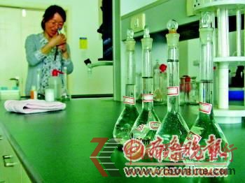 ◥四瓶“珍珠”溶液樣本正在進行鉻含量檢測。 ◥四瓶“珍珠”溶液樣本正在進行鉻含量檢測。