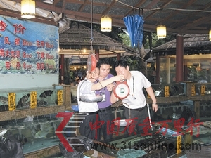 圖為執(zhí)法人員認真檢查海鮮秤。 圖為執(zhí)法人員認真檢查海鮮秤。