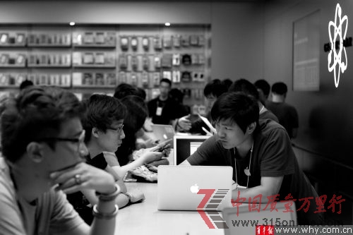 一些顧客在蘋果店內(nèi)咨詢維修事宜。