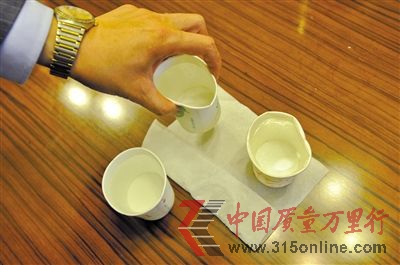 2 1號紙杯倒水半小時后,變形、變軟。 2 1號紙杯倒水半小時后,變形、變軟。