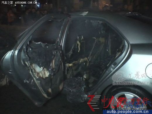 東風悅達起亞車頻頻自燃車主守在4S店門前維權