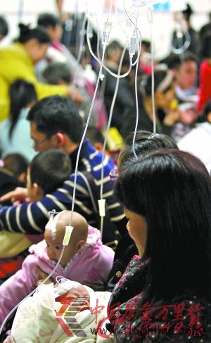 兒童醫(yī)院輸液室坐滿了家長和病兒。記者蘇俊杰、黃澄鋒 攝