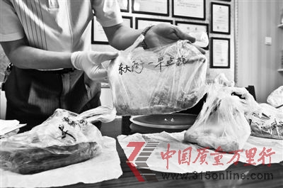 將食品袋中放入高油食物,并進(jìn)行4分鐘的微波爐加熱,所有樣品袋都有油滲出。 將食品袋中放入高油食物,并進(jìn)行4分鐘的微波爐加熱,所有樣品袋都有油滲出。