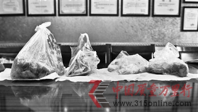 將食用油加熱至150攝氏度,倒入食品袋后,不合格的食品袋會被燙破。 將食用油加熱至150攝氏度,倒入食品袋后,不合格的食品袋會被燙破。