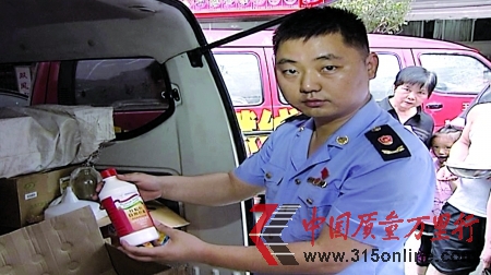 工商執(zhí)法人員查獲勾兌麻油的香精、色素。 視頻圖 工商執(zhí)法人員查獲勾兌麻油的香精、色素。 視頻圖