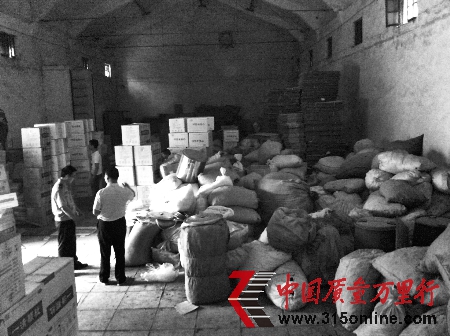 滑縣一藥品生產(chǎn)企業(yè)涉嫌違法私設(shè)倉庫,3000多件“問題藥”被查處。 滑縣一藥品生產(chǎn)企業(yè)涉嫌違法私設(shè)倉庫,3000多件“問題藥”被查處。