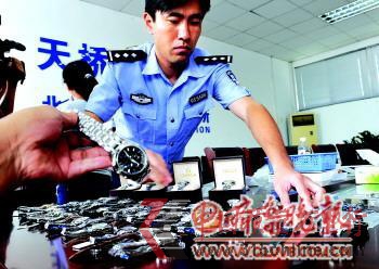警方查獲的各種假冒國際知名品牌的手表。 本報記者 徐延春 攝 警方查獲的各種假冒國際知名品牌的手表。 本報記者 徐延春 攝