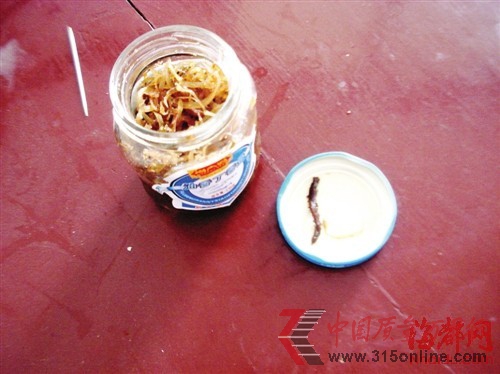這條長(zhǎng)約3厘米的海蜈蚣就藏身在這罐油香丁香魚中 這條長(zhǎng)約3厘米的海蜈蚣就藏身在這罐油香丁香魚中