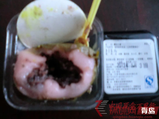 王女士稱她買的櫻花大阿福點心餡已發(fā)暗,味道刺鼻 王女士稱她買的櫻花大阿福點心餡已發(fā)暗,味道刺鼻