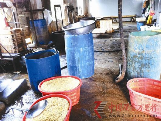楚天都市報訊 圖為:昨日查處的一處小作坊,衛生狀況堪憂 楚天都市報訊 圖為:昨日查處的一處小作坊,衛生狀況堪憂