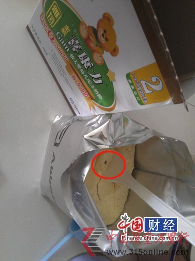 雅培喜康力二段奶粉中一個類似于米粒大小的棕色的異物 雅培喜康力二段奶粉中一個類似于米粒大小的棕色的異物