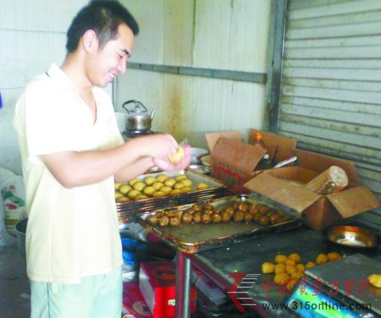 小作坊內(nèi)又臟又亂,面團直接放在電子秤上稱重 。 小作坊內(nèi)又臟又亂,面團直接放在電子秤上稱重 。